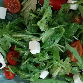 «МИКС САЛАТ С ПОМИДОРАМИ ЧЕРРИ И СЫРОМ ФЕТА»