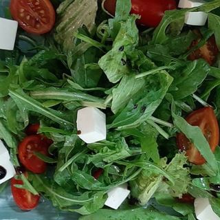 «МИКС САЛАТ С ПОМИДОРАМИ ЧЕРРИ И СЫРОМ ФЕТА»