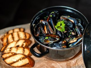 Мідіі в мушлях у Вершково-Часниковому соусі (1000г)