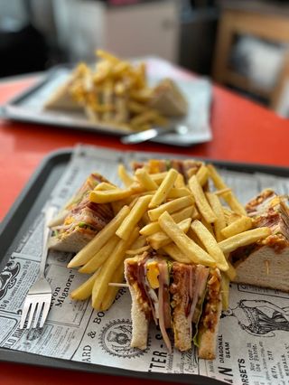 Sándwich Súper C&C + Papas Fritas