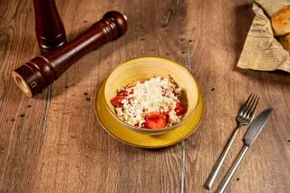 Salată de roşii cu brânză