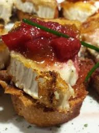 Tostada De Queso De Cabra Y Mermelada De Tomate