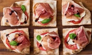 Pinsa romana prosciutto crudo, pomodoro e mozzarella a fette 700 g