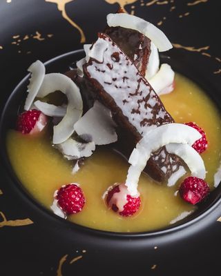 Topli kolač od urmi sa karamelom i malina 250gr