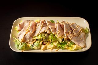 Salata s sporo pečenom vratinom