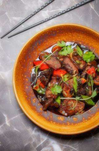 КАЧКА WOK В ПРЯНОМУ СОУСІ З СЕЛЕРОЮ, КУМКВАТОМ ТА БОБАМИ ЕДАМАМЕ (360г)