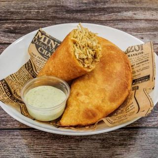 Empanada de Pollo y Queso Amarillo