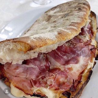 Prosciutto crudo, Mozzarella, scaglie di grana, rucola 