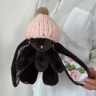 Іграшка Кролик чорний з персиковою шапкою та квітковими вушками