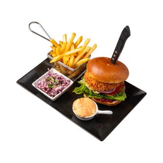 Burger z panierowanym camembertem