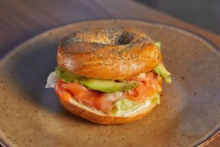 Bagel De Salmón Y Aguacate