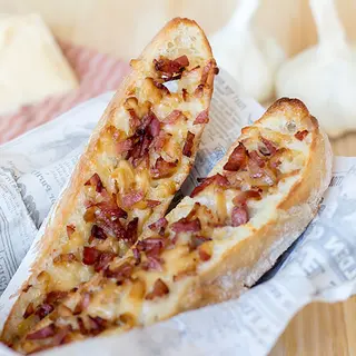 Pane con scamorza e bacon tostata