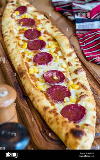 Pide con salame e carne