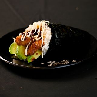 Temaki de Pollo arrebozado y aguacate.