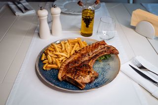 Tomahawk de porc şi cartofi copt cu feta