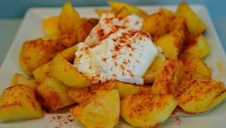 Bravas en Salsa de Beicom Ahumado