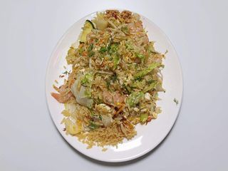 Ryż po kantońsku z krewetkami, surówka 350g