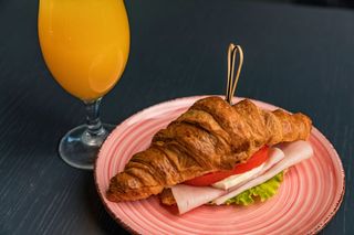 Kroasan slani sa šunkom