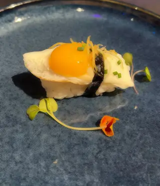 39. Nigiri de huevo codorniz con trufa (2 pzs.)