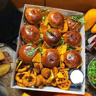 PARTY BOX + DUŻA COLA 850 ml (GRATIS)