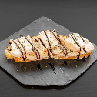 Pollo con queso de cabra y módena