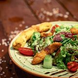 Микс зелена салата с хрупкаво пиле и медено-горчичен дресинг