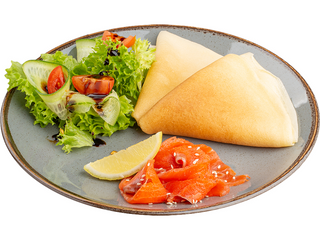 Сніданок з млинцями та лососем (на вин)