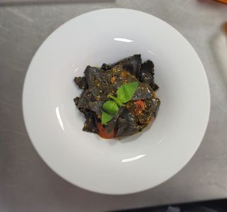 Triangoli neri de gambas y calabacín 