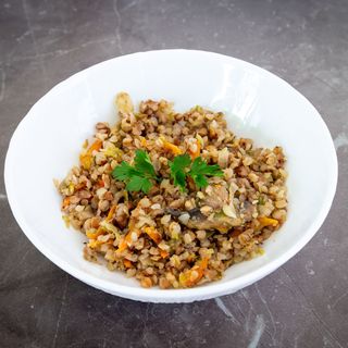 Heljda sa pečurkama i mladim lukom 