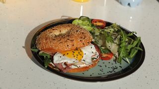 ბეიგელი ტაფამწვარით  და ბეკონით