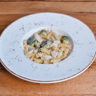 Pasta with broccoli and mozzarella 