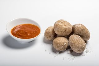 Papas arrugadas con salsa a elegir