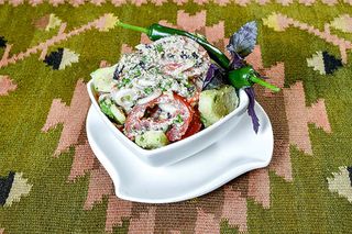 კიტრი პომიდვრის სალათი ნიგვზით