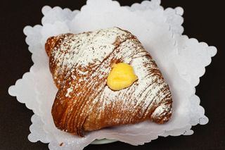 Cornetto con crema pasticciera