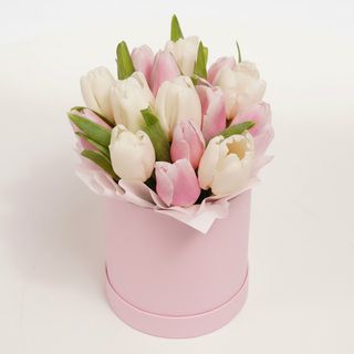 Композиція в коробці"15 ніжних тюльпанів"