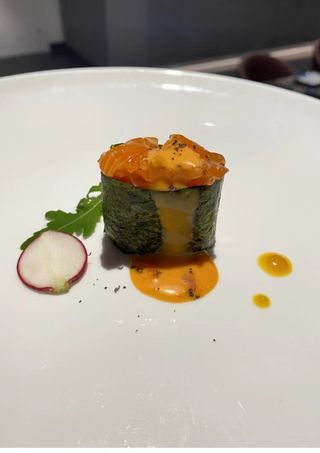 711. Gunkan sake spicy 2 pezzi riso, salmone e spicy