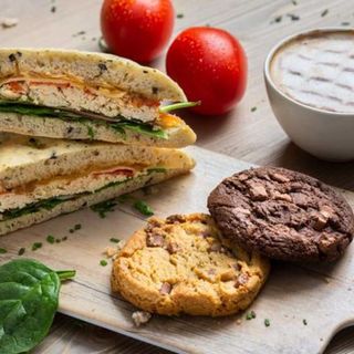 Focaccia pollo y cebolla caramelizada