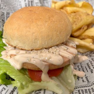 Salmon burger -servito con patate dippers