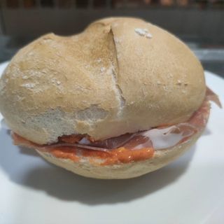 Pulga De Jamón Serrano Y Crema De Pimiento