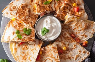 Кесадия с Пеперони меню + картофки и сос (420гр)