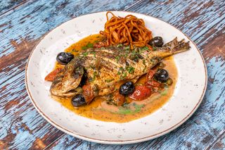 Doarada la cuptor pe carbuni si sos rouille