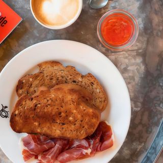 TOSTADA PAN DE SEMILLA + JAMON SERRANO Y CAFE 100% COLOMBIANO