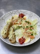 Салат замість Цезаря з червоною рибкою