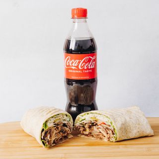 Veliki kebab u tortilji i piće