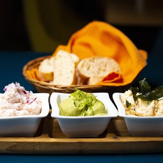 Хумус от нахут, лайм, босилек  (190г)