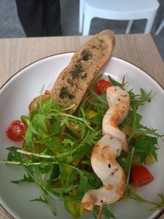 Sałatka Tulip Inn z kurczakiem