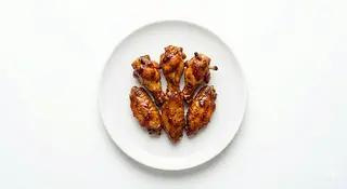 9b. Alitas de Pollo con salsa BBQ (6 Uds.)
