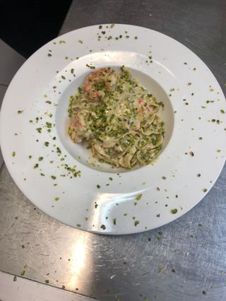 Tagliatelle di pistacchi e gamberi in crema di mascarpone (dairy product)