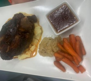 Codillo De Cerdo Con Púre De Papas