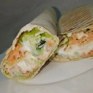 Шаурма Фірмова з лососем, червоною ікрою , авакадо